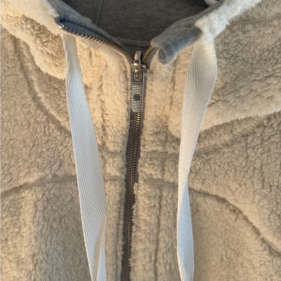 Lululemon Reversible Sherpa and Gray Crop Jacket in Size Medium new w/o tags - Picture 4 of 5